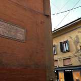 A pochi passi dal balcone del cantautore, il nostro sguardo viene catturato da una targa commemorativa dedicata proprio a dell�Arca: si trova sulla parete esterna della chiesa di San Giovanni dei Celestini che un tempo ospitava i resti dell'artista